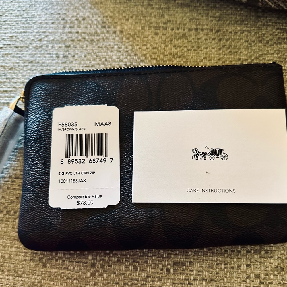 Coach Wristlet! NWT Approximately 5 x‎ 3.5 x 1. Signature canvas. - Picture 5 of 10